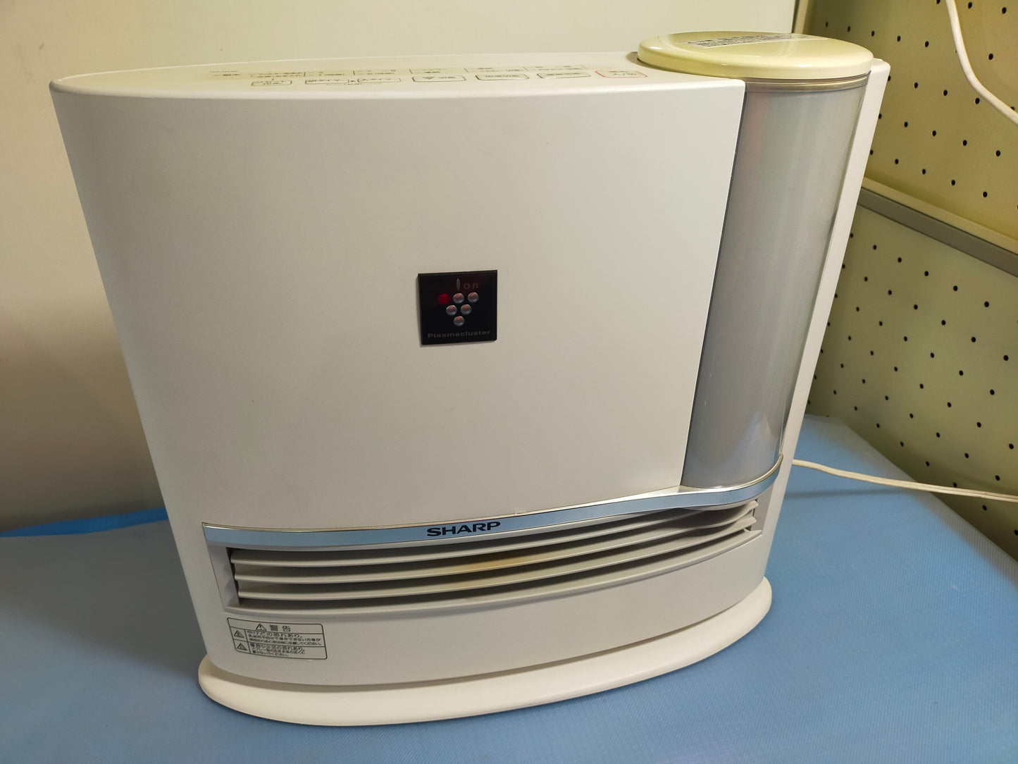 【サテライト】 シャープ プラズマクラスター搭載 加湿機能付 セラミックファンヒーター ホワイト HX-H120-W  2018年製