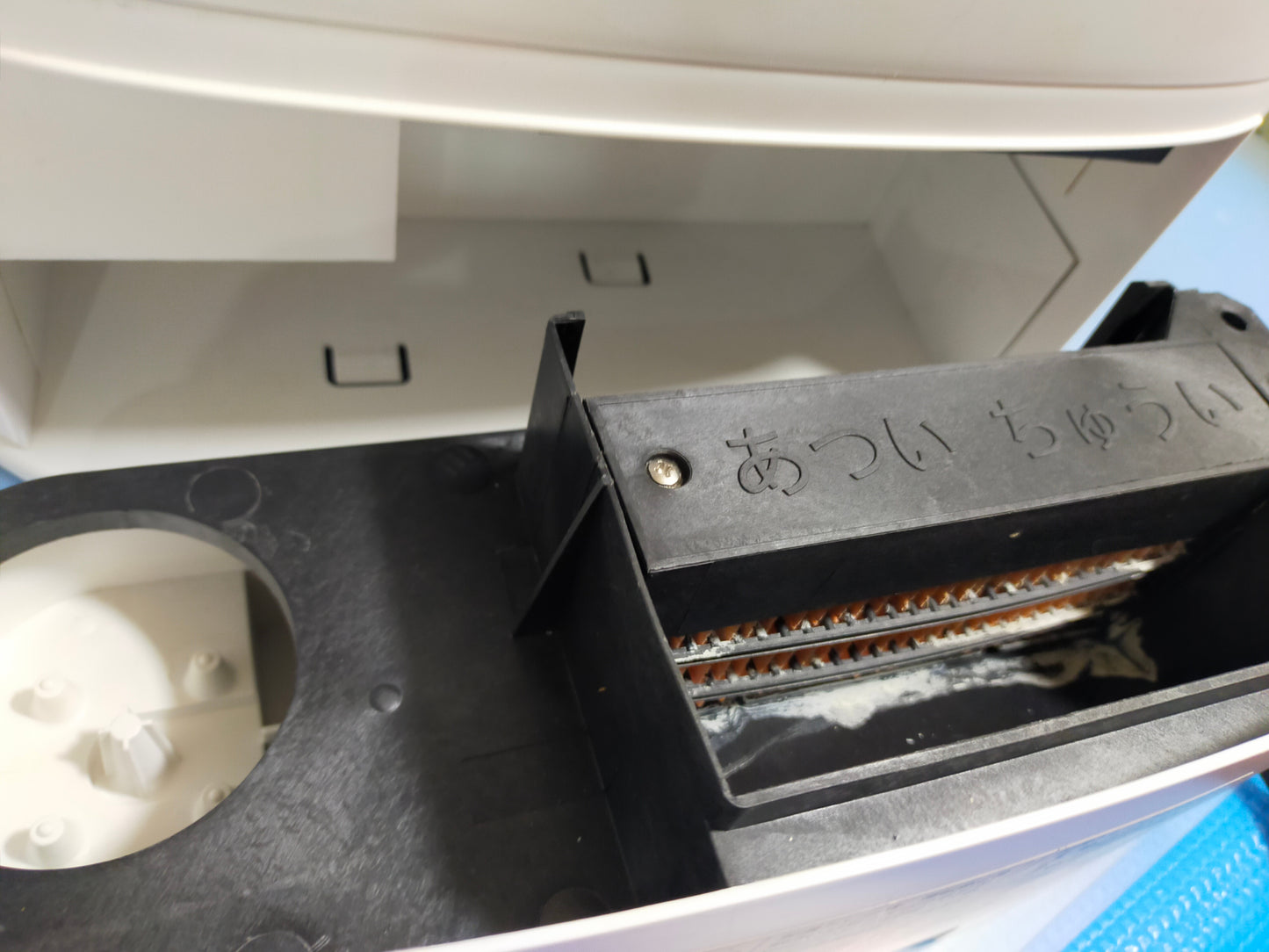 【サテライト】 シャープ プラズマクラスター搭載 加湿機能付 セラミックファンヒーター ホワイト HX-H120-W  2018年製