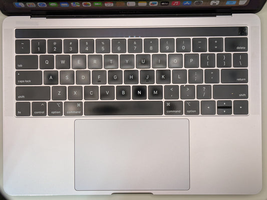 【倉庫保管】ノートPC Apple A1989 2.4 GHz クアッドコア Intel Core i5 macOS Sequoia 15.7.1 16 GB 2133 MHz LPDDR3 SSD 512GB 年製