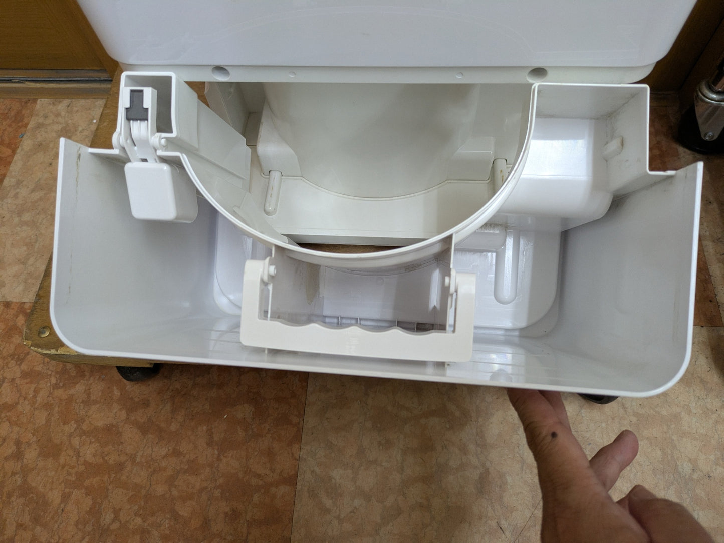 【倉庫保管】 iOCHOW C3 除湿機 除湿量16L/日(温度:27℃ 湿度:60％) 木造20畳・鉄筋40畳まで コンプレッサー式 衣類乾燥除湿機 内部乾燥機能 カビ防止 自動停止機能搭載 除湿器