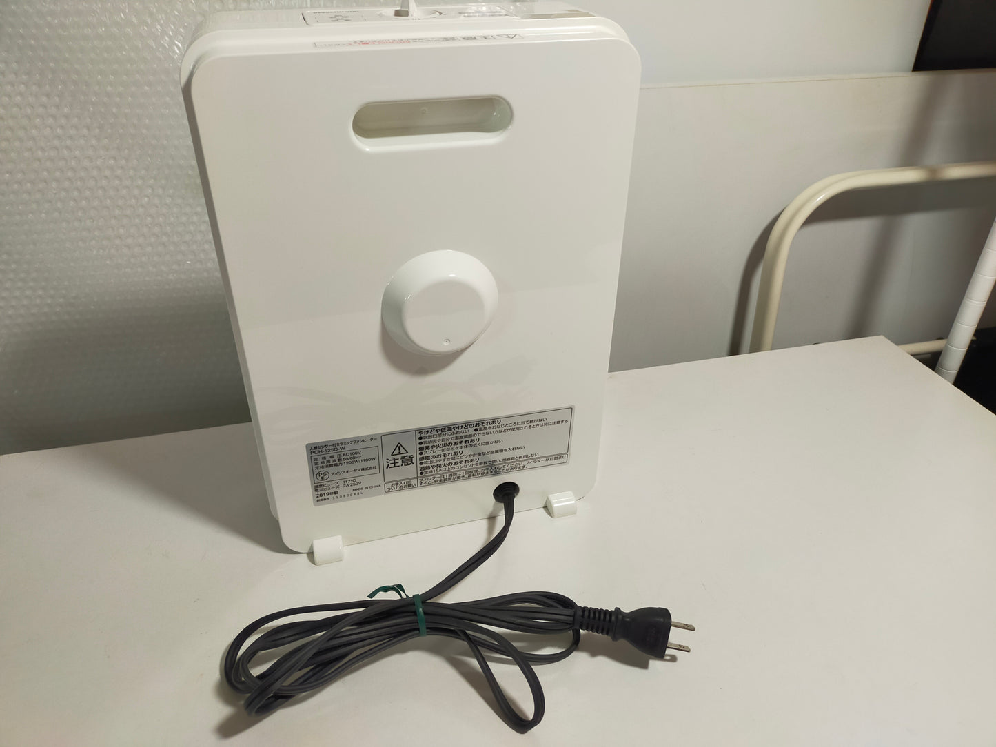 【サテライト】 セラミックファンヒーター アイリスオーヤマ 人感センサー付 PCH-125D-W  2019年製