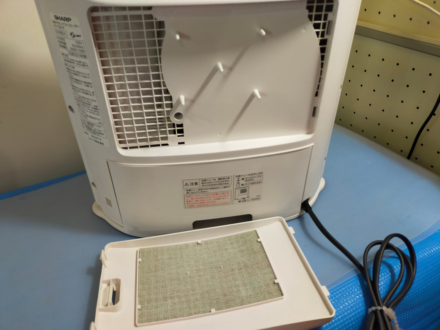 【サテライト】 シャープ プラズマクラスター搭載 加湿機能付 セラミックファンヒーター ホワイト HX-H120-W  2018年製